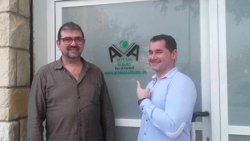 Manuel y Román — fundadores de ArtesanAlbums, taller artesanal en Alicante